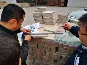 眾光耐酸磚廠家范總親臨耐酸磚檢測現(xiàn)場親自檢測剛生產出來的耐酸磚韓國客戶十分滿意