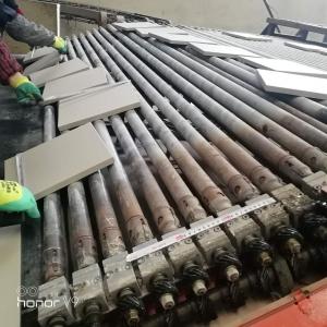 焦作市眾光耐酸瓷業(yè)有限公司生產車間正在生產300*300*20素面耐酸磚包裝上的工作人員認真檢驗后裝箱